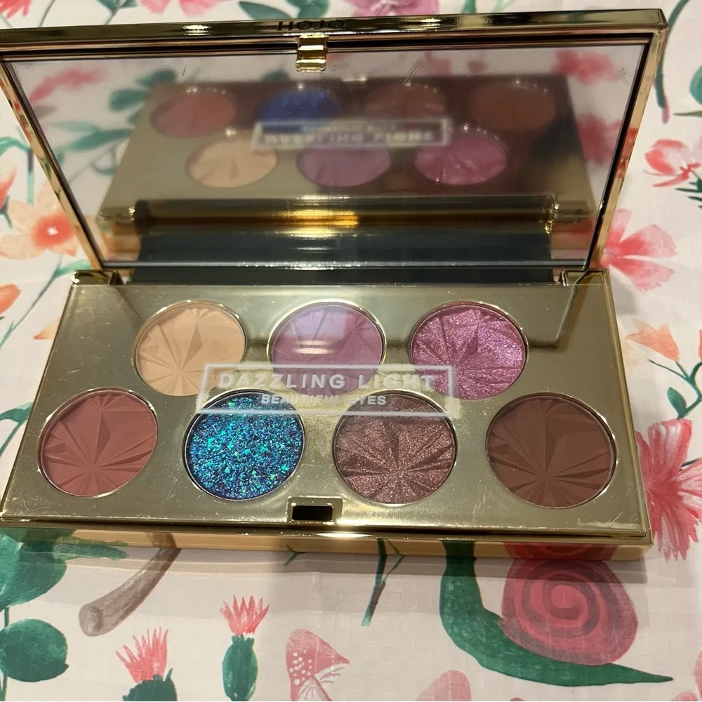 Gold Eyeshadow Palette with Bright and Neutral Colors